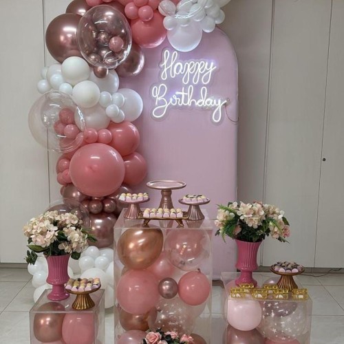 Decoração Rosa com Balões e Mesas de Acrílico