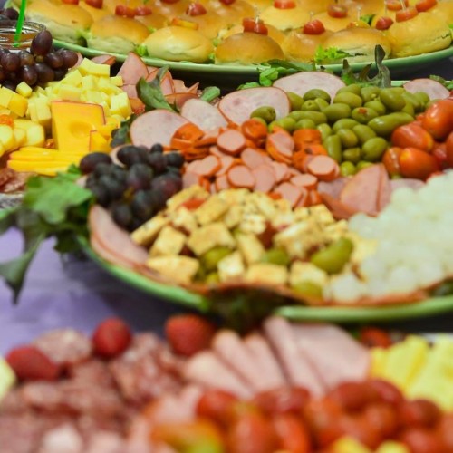 Buffet de Comida Caseira com Mesa de Frios